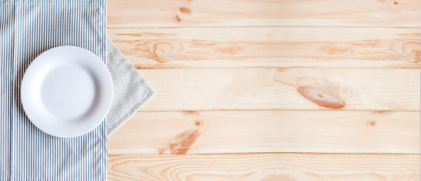 木背景上的空盘子。图片下载