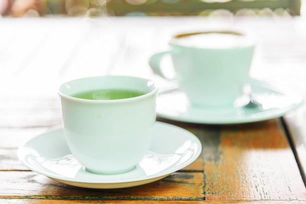 桌上的热绿茶图片下载