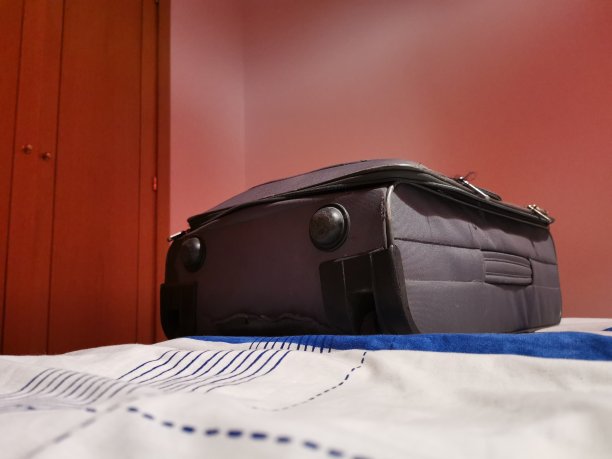 行李睡觉图片下载