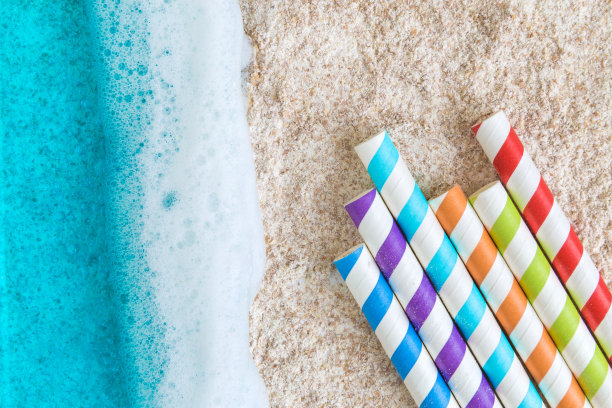 海洋和五彩缤纷的喝吸管海滩酒吧抽象。图片下载