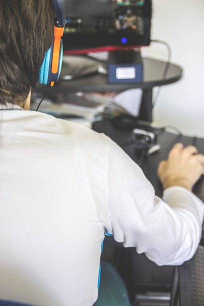 玩电脑游戏的男孩图片下载