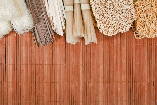 不同捆的亚洲生面条(乌冬面、荞麦面、拉面、米饭和面条)。图片下载