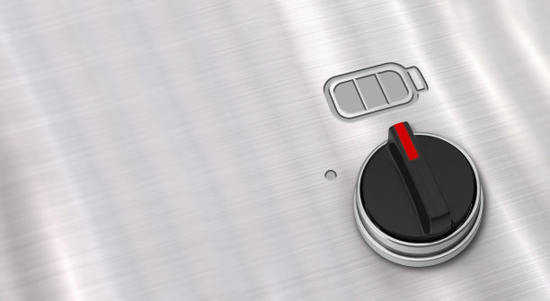 3D旋钮在一个闪亮的金属表面与满电池图标图片下载