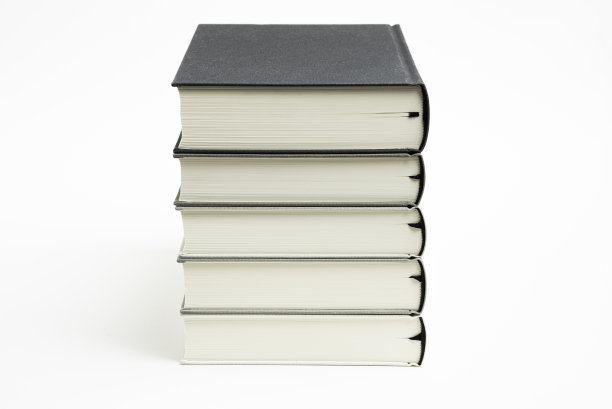 一套整齐堆放的单色布面装帧书图片下载
