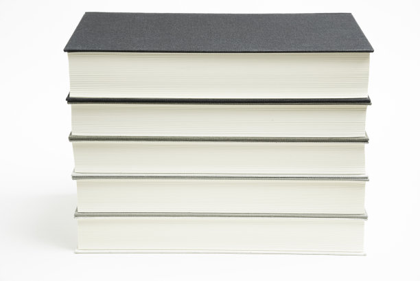 一套整齐堆放的单色布面装帧书图片下载