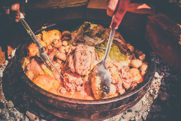 烹饪肉类和蔬菜的自然，塞尔维亚菜“Sač”图片下载