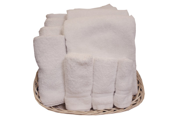 白毛巾在篮子里滚动图片下载
