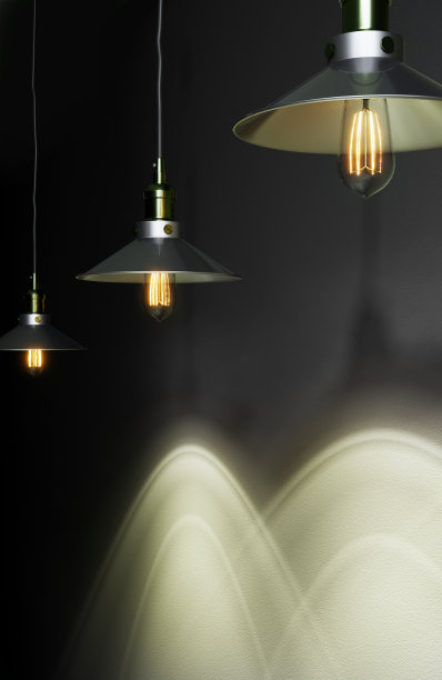 天花板上悬挂着三个灯泡，以黑色的墙壁为背景。3 d插画家图片下载