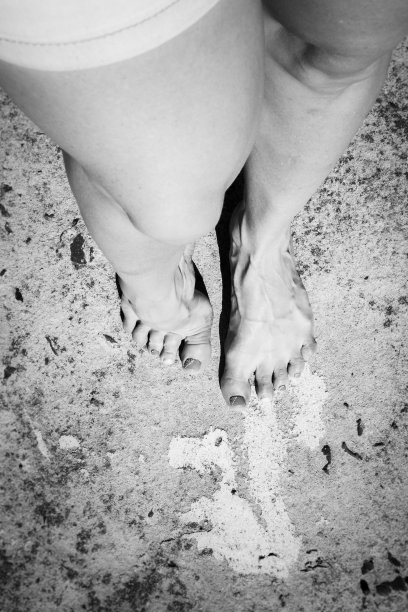 南非开普敦，一个女人的脚和腿，脚趾上涂了彩色指甲油图片下载