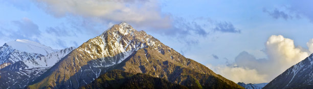 在多云的天气，哈萨克斯坦，阿拉木图山全景拍摄。图片下载