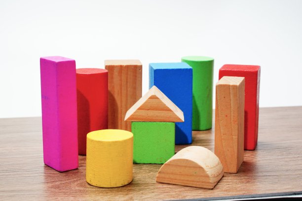 彩色木制玩具块上的白色背景。图片下载