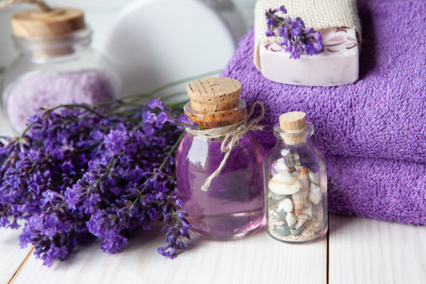 薰衣草花，薰衣草肥皂，芳香海盐和毛巾。水疗，美容，健康沙龙，化妆品商店的概念。特写照片上的白色木制背景。图片下载