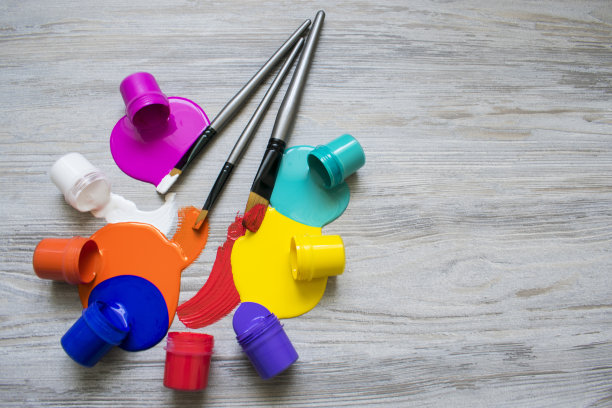 三支画笔和颜料图片下载