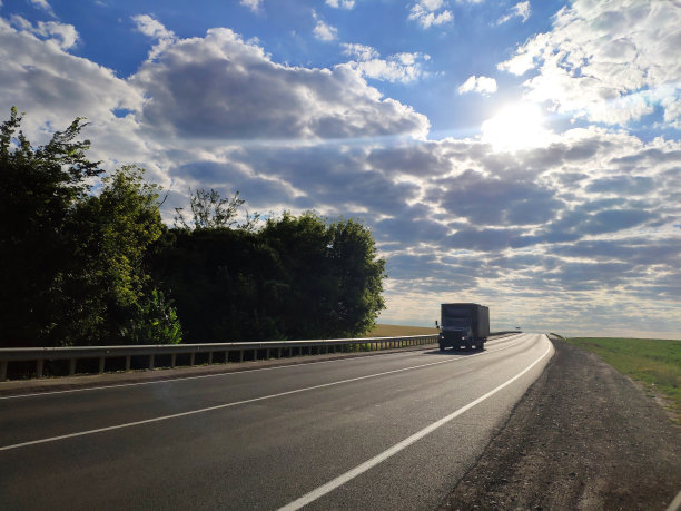 卡车行驶在乡村的柏油路上图片下载