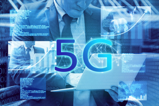 文字“5G”配有数字屏幕，背景商人使用笔记本发送数据，技术理念。图片下载