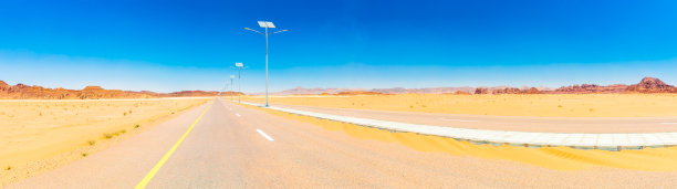 带太阳能路灯的沙漠公路全景图片下载