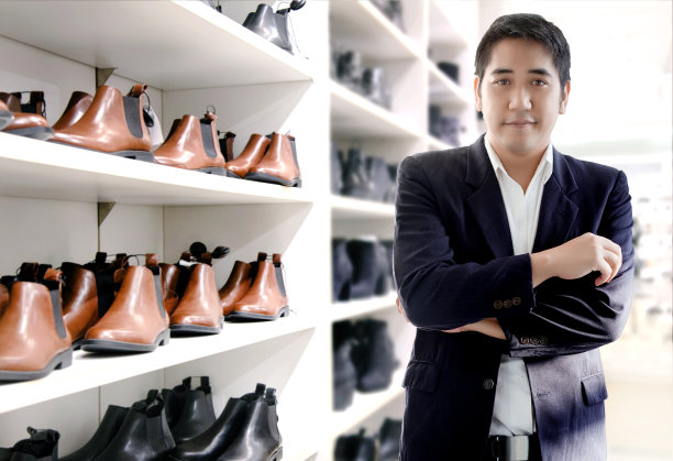 精明的亚洲商人选择皮革鞋店图片下载