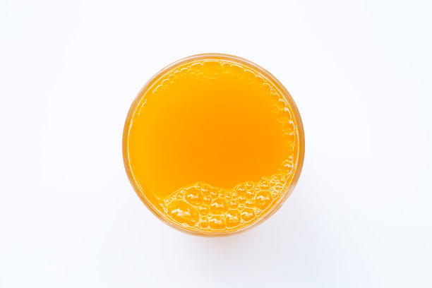 白底上的新鲜橙汁。图片下载