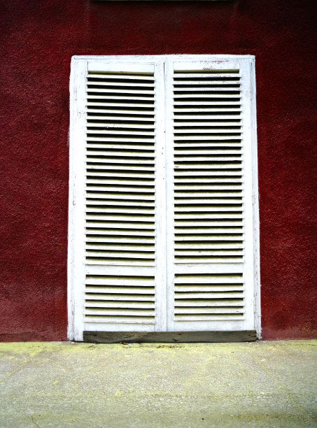 地中海房屋的白色旧木门或百叶窗图片下载