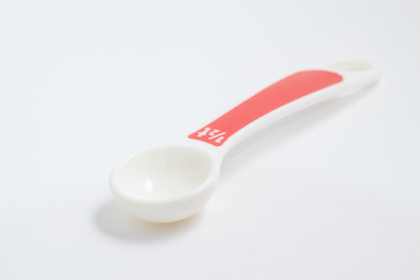 1/2茶勺。白色的量匙图片下载