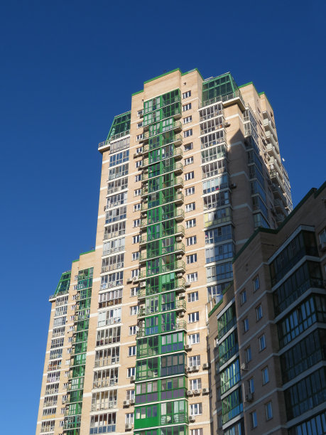 在商业区的现代摩天大楼的底部视图。多层建筑。图片下载