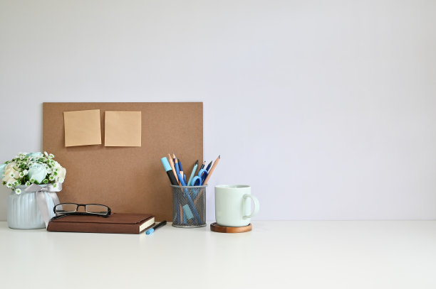 办公室工作板和便利贴，咖啡和办公用品的桌子复制空间。图片下载