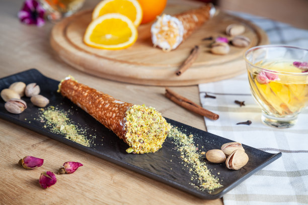 近距离享用橙汁奶油卷。意大利美食糕点。传统的意大利甜点与乳清干酪。有选择性的重点。西西里岛的糖果。复制空间设计。食物的照片,水平图片下载