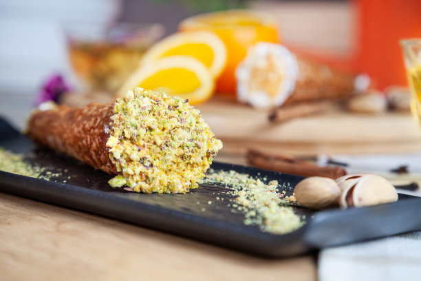 近距离享用橙汁奶油卷。意大利美食糕点。传统的意大利甜点与乳清干酪。有选择性的重点。西西里岛的糖果。复制空间设计。食物的照片,垂直图片下载