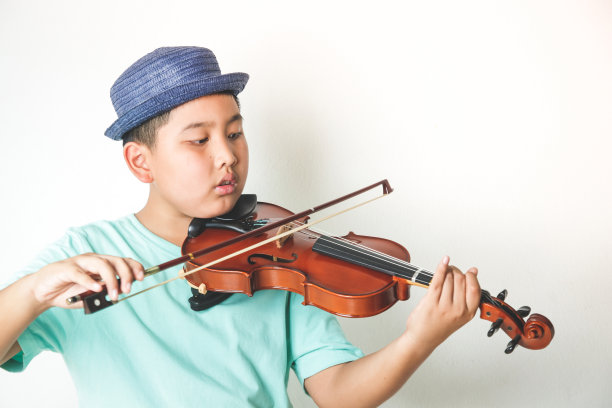 拉小提琴的亚洲男孩图片下载