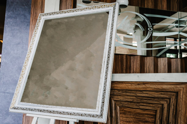 框架与空垃圾画布为您的照片，照片，图像。装饰复古古色古香，金灿灿的相框。金色相框配角线，矢量设计装饰图案，艺术风格。图片下载