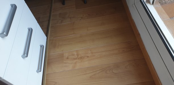 棕色的地板和白色的抽屉图片下载