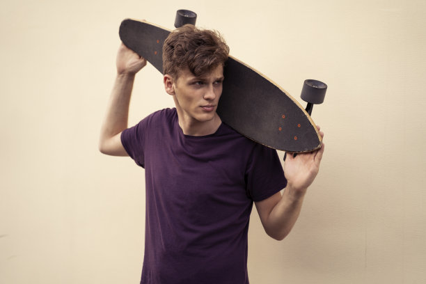 美丽的少年摆姿势与长板图片下载