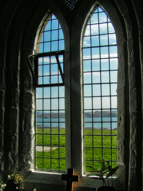 爱奥娜修道院——望着窗外的大海图片下载