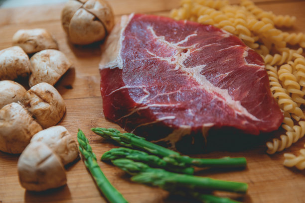 木板上的牛肉图片下载