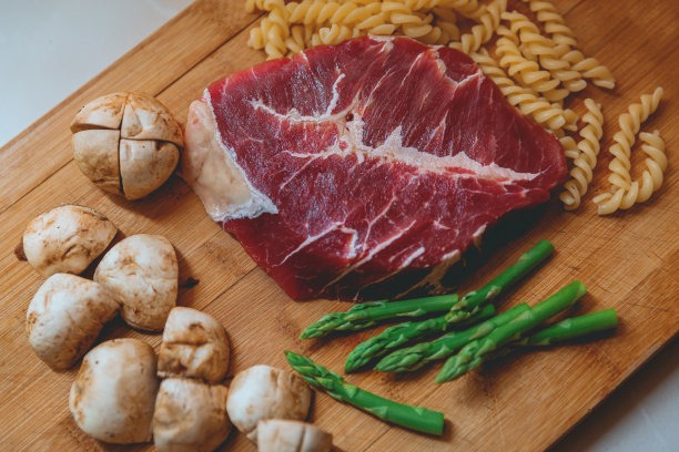 木板上的牛肉图片下载