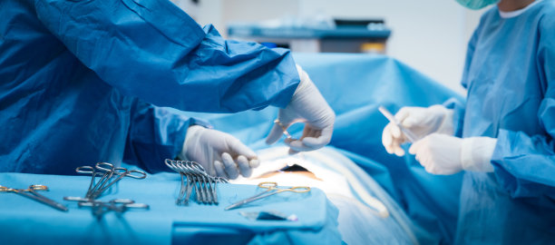 医院手术室：医生、护士与患者图片下载