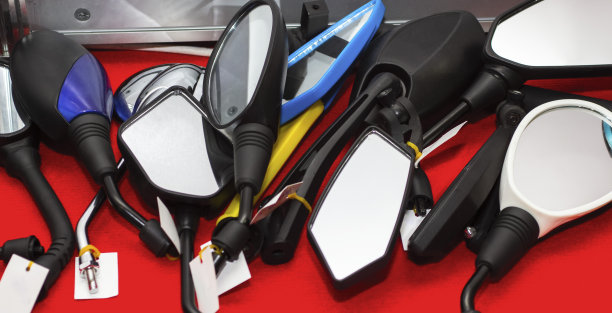 桌子上有许多不同的摩托车镜子图片下载