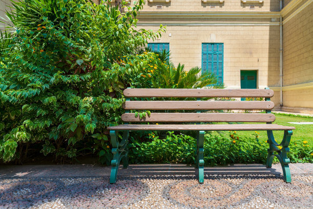 夏季公园米色长椅图片下载