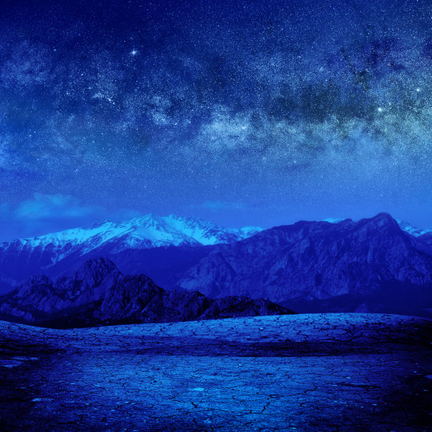 干枯的风景，高高的雪山，夜空繁星点点图片下载