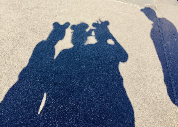 影子:三个女人在一起，一个男人在一旁观看图片下载