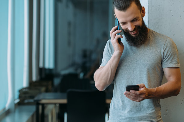 项目管理人员智能手机聊天办公室图片下载