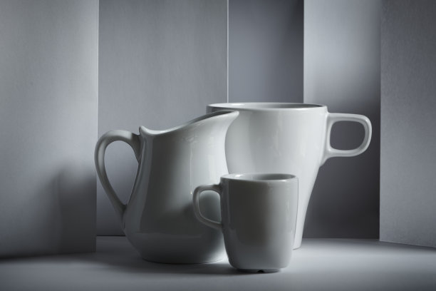 白桌上的咖啡杯，静物画图片下载