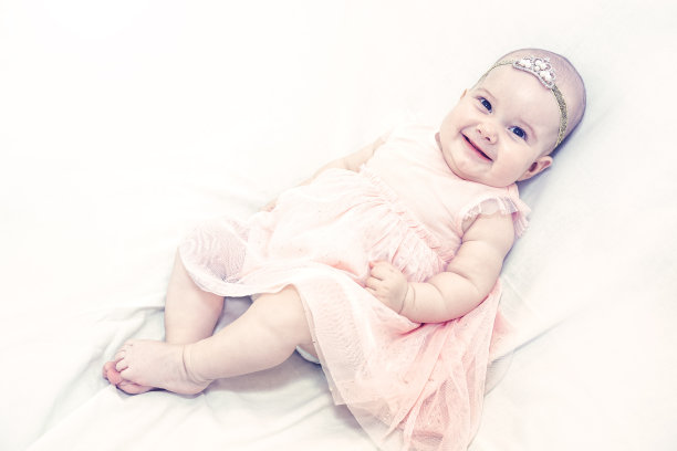 奶油色背景下的快乐小女孩图片下载