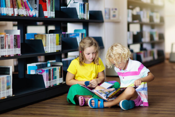学校图书馆里的孩子。孩子们读书。图片下载