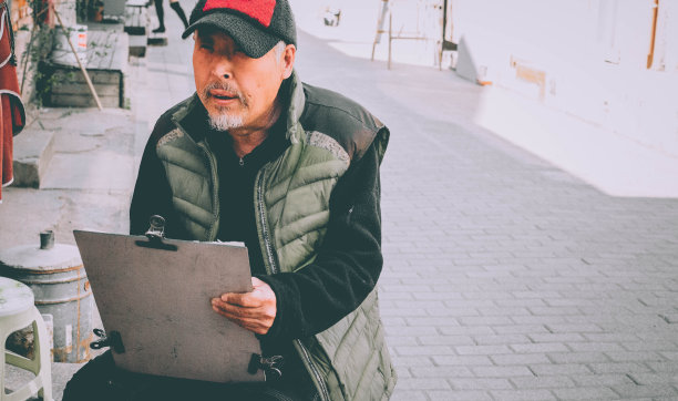 一位中国艺术家在街头作画图片下载