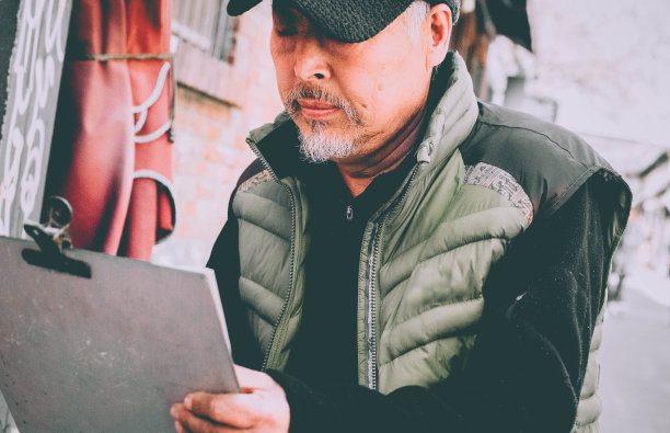 一位中国艺术家在街头作画图片下载