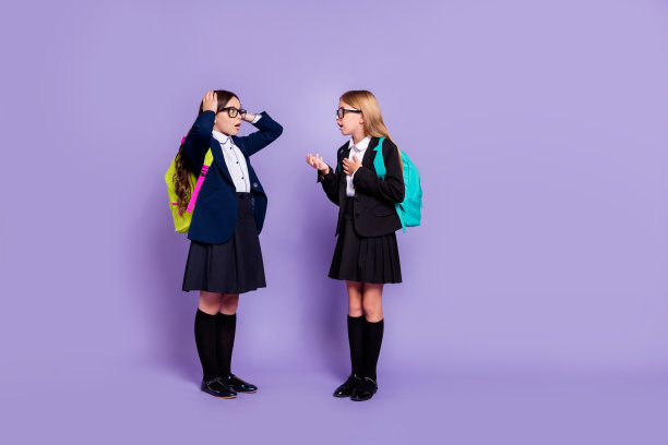 全尺寸的照片沮丧美丽的孩子站着触摸头手穿夹克夹克长袜子裙子孤立在紫色紫罗兰的背景图片下载