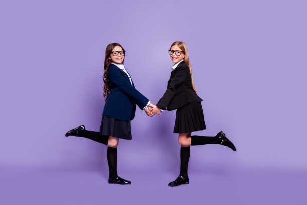 全尺寸照片的快乐的孩子手牵手感到满意戴眼镜眼镜有课间隔离在紫色的背景图片下载