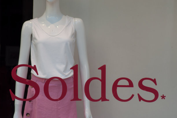打折标志“SOLDES”的法语，在法国时装店的展示厅橱窗上的(销售)的标语图片下载