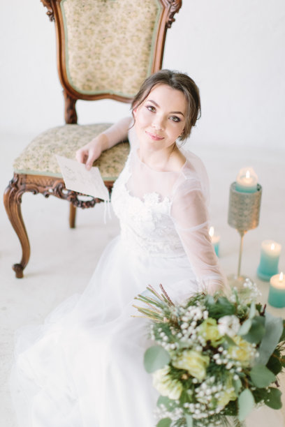 美丽的新娘在婚礼前在工作室摆姿势。美丽的肖像新娘穿着时尚的婚纱与奢华的喜悦化妆和发型，工作室室内照片。图片下载